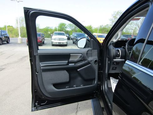 Used 2025 Ford Expedition Max Platinum AWD/4WD image 27
