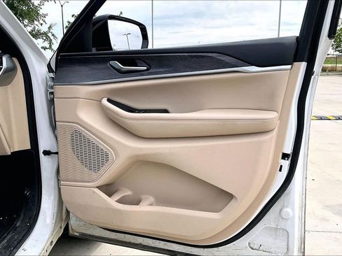 Used 2023 Jeep Grand Cherokee Limited w/ Luxury Tech Group II image 22