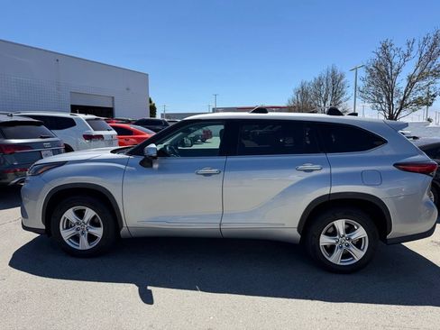Used 2022 Toyota Highlander LE FWD image 2