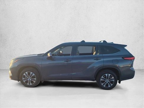 Certified 2023 Toyota Highlander XLE image 6