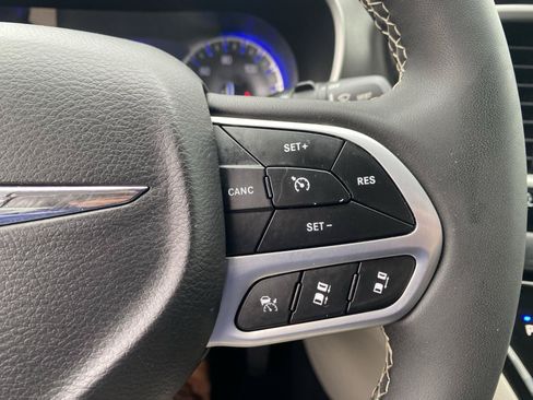 Used 2023 Chrysler Pacifica Touring-L FWD image 27