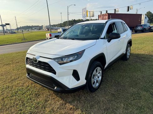 Used 2020 Toyota RAV4 LE FWD image 5