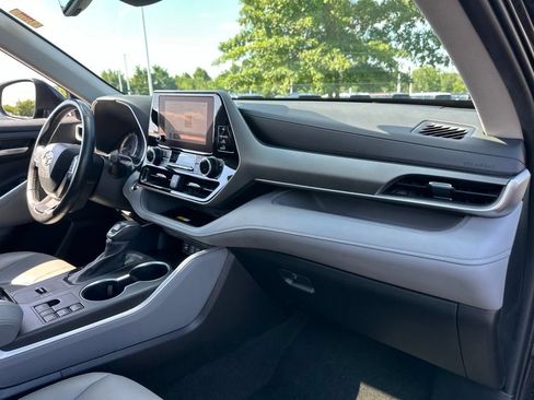 Used 2024 Toyota Highlander XLE FWD image 23