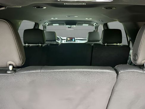 Used 2024 GMC Yukon SLT AWD/4WD image 12