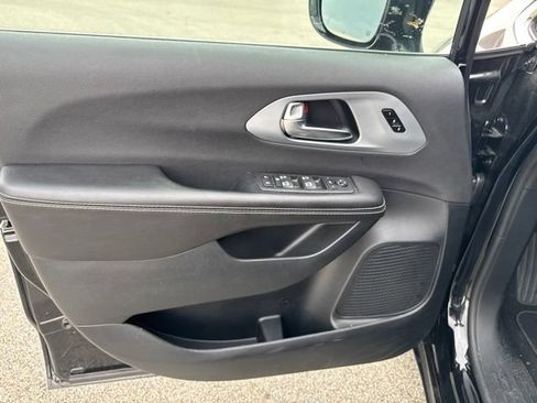 Used 2026 Chrysler Pacifica Limited FWD image 19