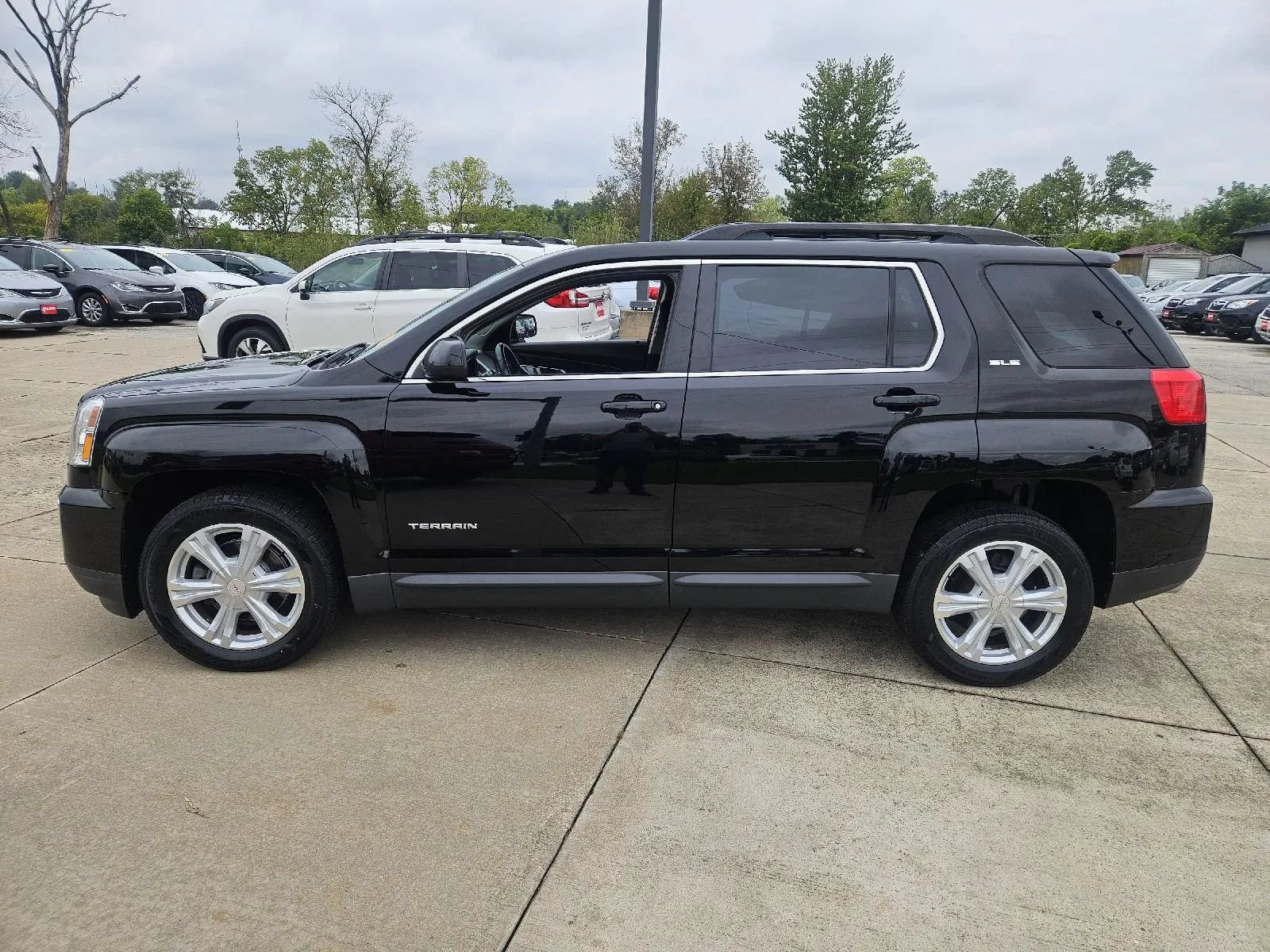 Used 2017 GMC Terrain SLE w/ Convenience Package FWD image 4