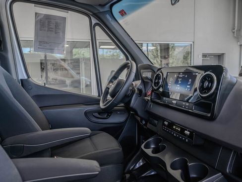 Used 2025 Mercedes-Benz Sprinter 2500 image 18