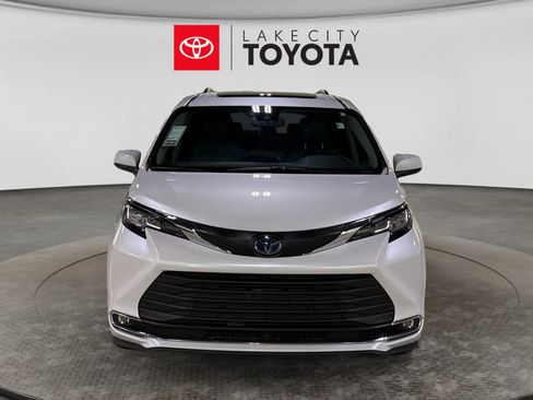 Used 2022 Toyota Sienna XLE FWD image 14