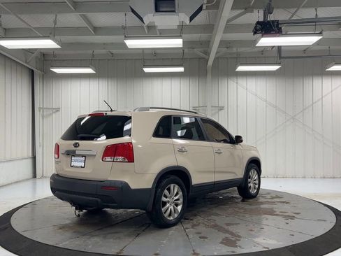 Used 2011 Kia Sorento LX w/ Convenience Pkg image 8