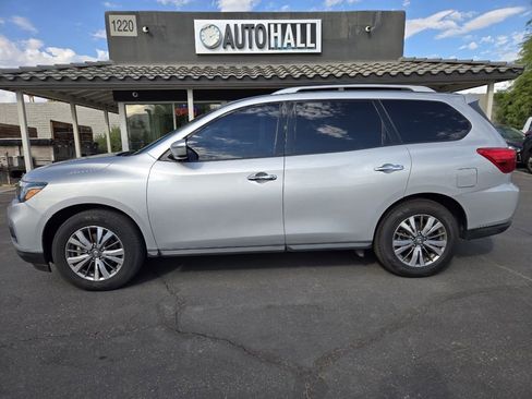 Used 2019 Nissan Pathfinder SV image 2