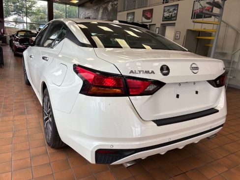 Used 2024 Nissan Altima 2.5 SV FWD image 8