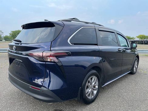 Used 2023 Toyota Sienna XLE AWD/4WD image 8