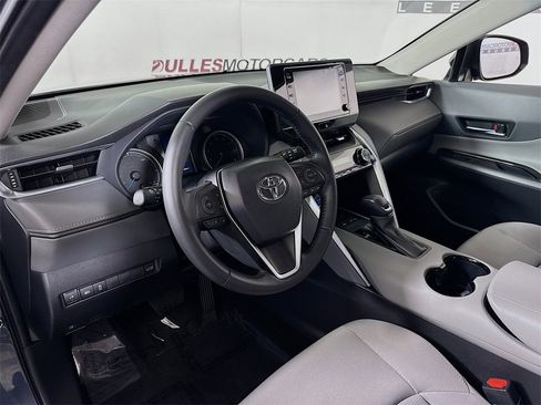 Used 2022 Toyota Venza LE image 9