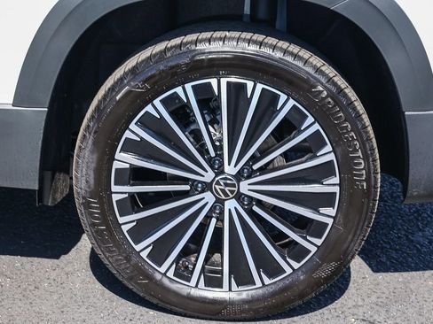New 2025 Volkswagen Taos SE image 11