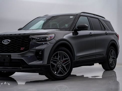 Used 2025 Ford Explorer ST image 2