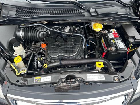 Used 2016 Chrysler Town & Country Limited Platinum FWD image 28