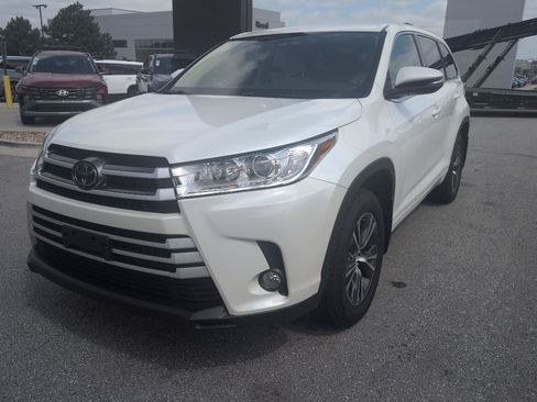 Used 2017 Toyota Highlander Plus AWD/4WD image 1