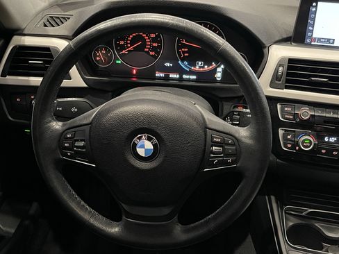 Used 2018 BMW 320i xDrive Sedan w/ Convenience Package AWD/4WD image 19