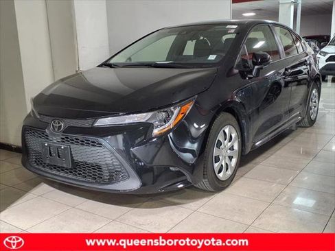 Certified 2022 Toyota Corolla LE image 1