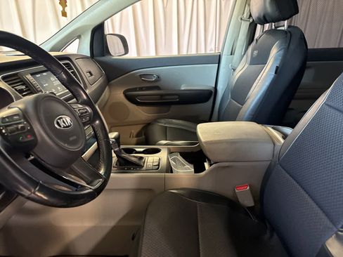 Used 2017 Kia Sedona LX w/ LX Essentials Premium Package FWD image 18