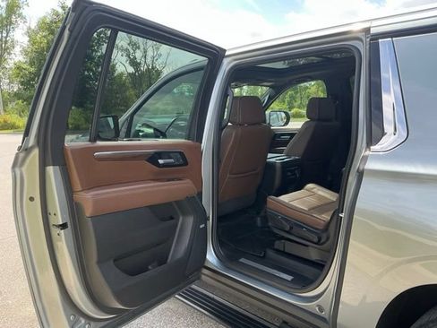 Used 2025 Chevrolet Suburban High Country AWD/4WD image 17