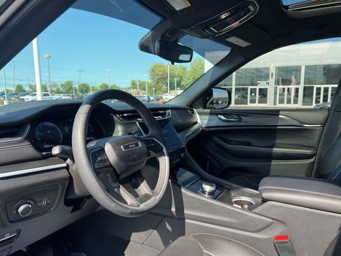 Used 2024 Jeep Grand Cherokee Altitude image 15