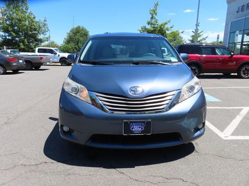 Used 2014 Toyota Sienna XLE FWD image 2