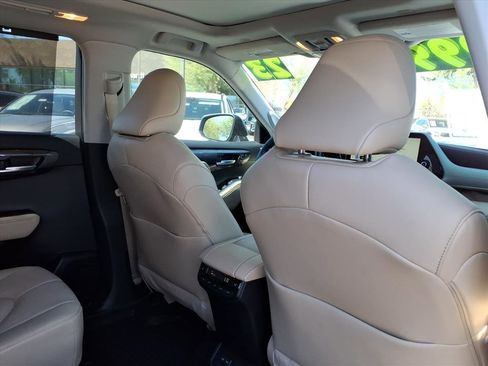 Used 2023 Toyota Highlander Platinum image 13