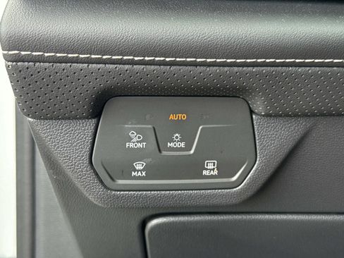 Used 2025 Volkswagen Atlas SE FWD image 20