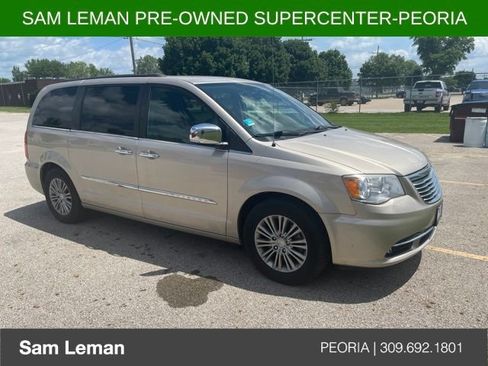 Used 2014 Chrysler Town & Country Touring-L w/ Driver Convenience Group FWD image 3