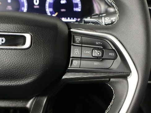 Used 2023 Jeep Grand Cherokee Laredo AWD/4WD image 10