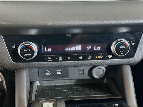 Used 2025 Mitsubishi Outlander SE AWD/4WD image 24