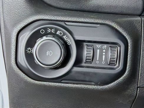Used 2018 Jeep Wrangler Unlimited Sahara AWD/4WD image 15