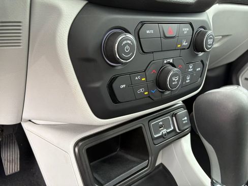 Used 2021 Jeep Renegade Latitude w/ Sun & Sound Group image 4