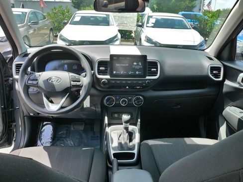 Used 2025 Hyundai Venue SE FWD image 18
