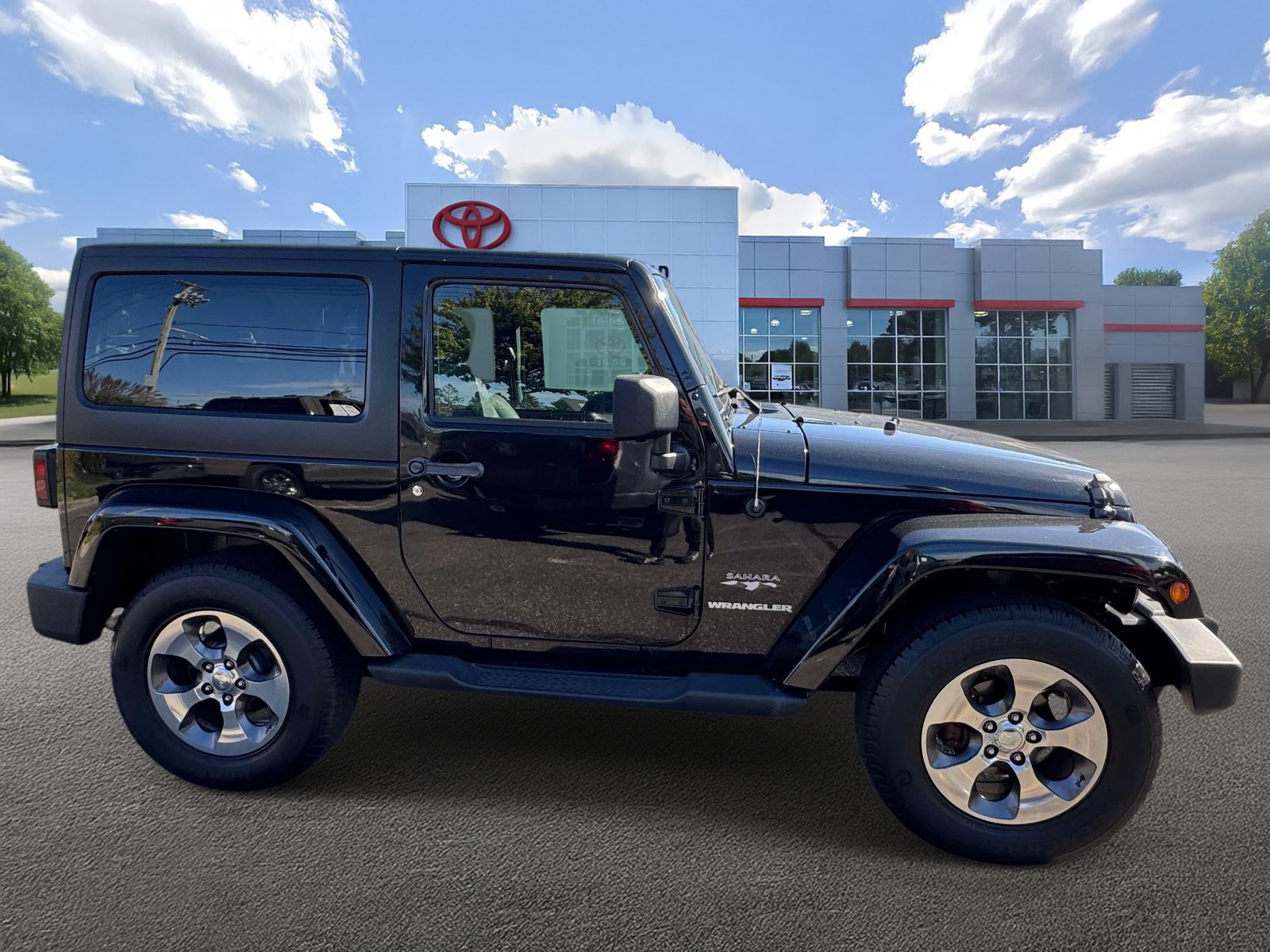 Used 2016 Jeep Wrangler Sahara w/ Connectivity Group AWD/4WD image 5