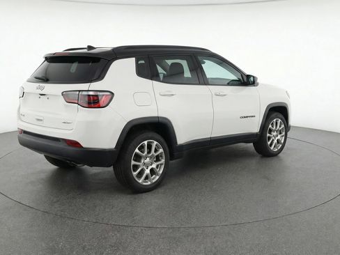 Used 2025 Jeep Compass Limited image 9