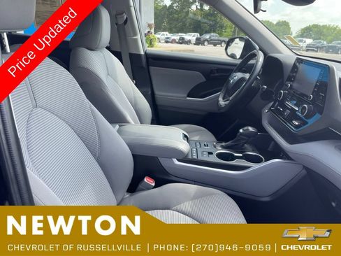 Used 2022 Toyota Highlander LE AWD/4WD image 19