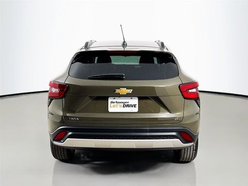 Used 2024 Chevrolet Trax LT w/ Sunroof Package image 7