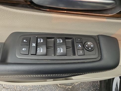 Used 2023 Chrysler Pacifica Limited FWD image 23
