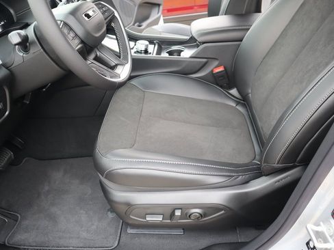 New 2025 Jeep Grand Cherokee L Altitude image 11