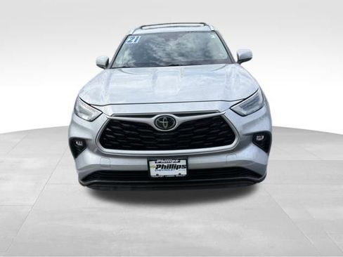 Used 2021 Toyota Highlander XLE image 3