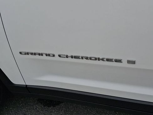 Used 2023 Jeep Grand Cherokee Laredo w/ Luxury Tech Group I AWD/4WD image 30