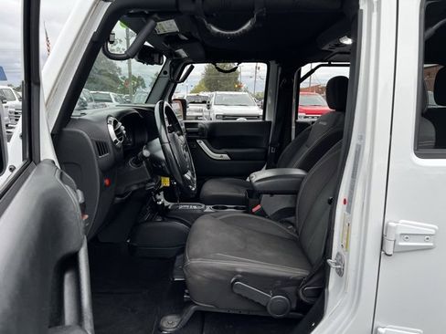 Used 2017 Jeep Wrangler Unlimited Sahara image 14