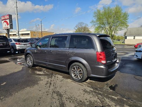 Used 2017 Dodge Grand Caravan SXT w/ Driver Convenience Group image 7