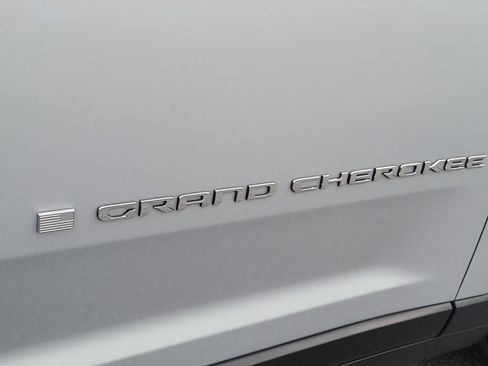 Used 2023 Jeep Grand Cherokee L Laredo AWD/4WD image 7