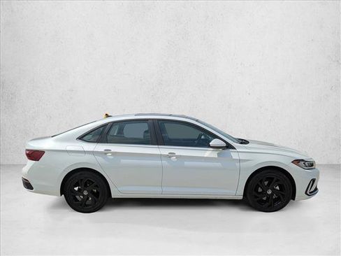 Used 2025 Volkswagen Jetta SE FWD image 4