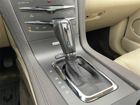 Used 2013 Lincoln MKT AWD image 24