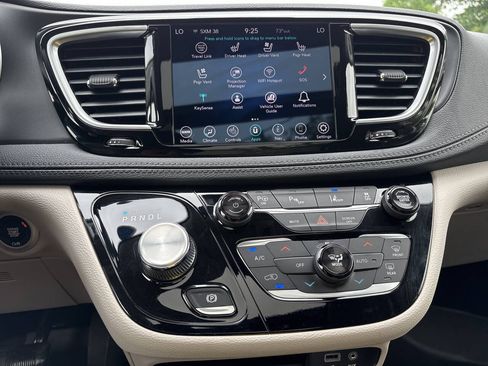 Used 2020 Chrysler Pacifica Limited w/ Advanced Safetytec Group FWD image 17