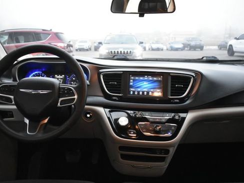 Used 2020 Chrysler Voyager L image 31